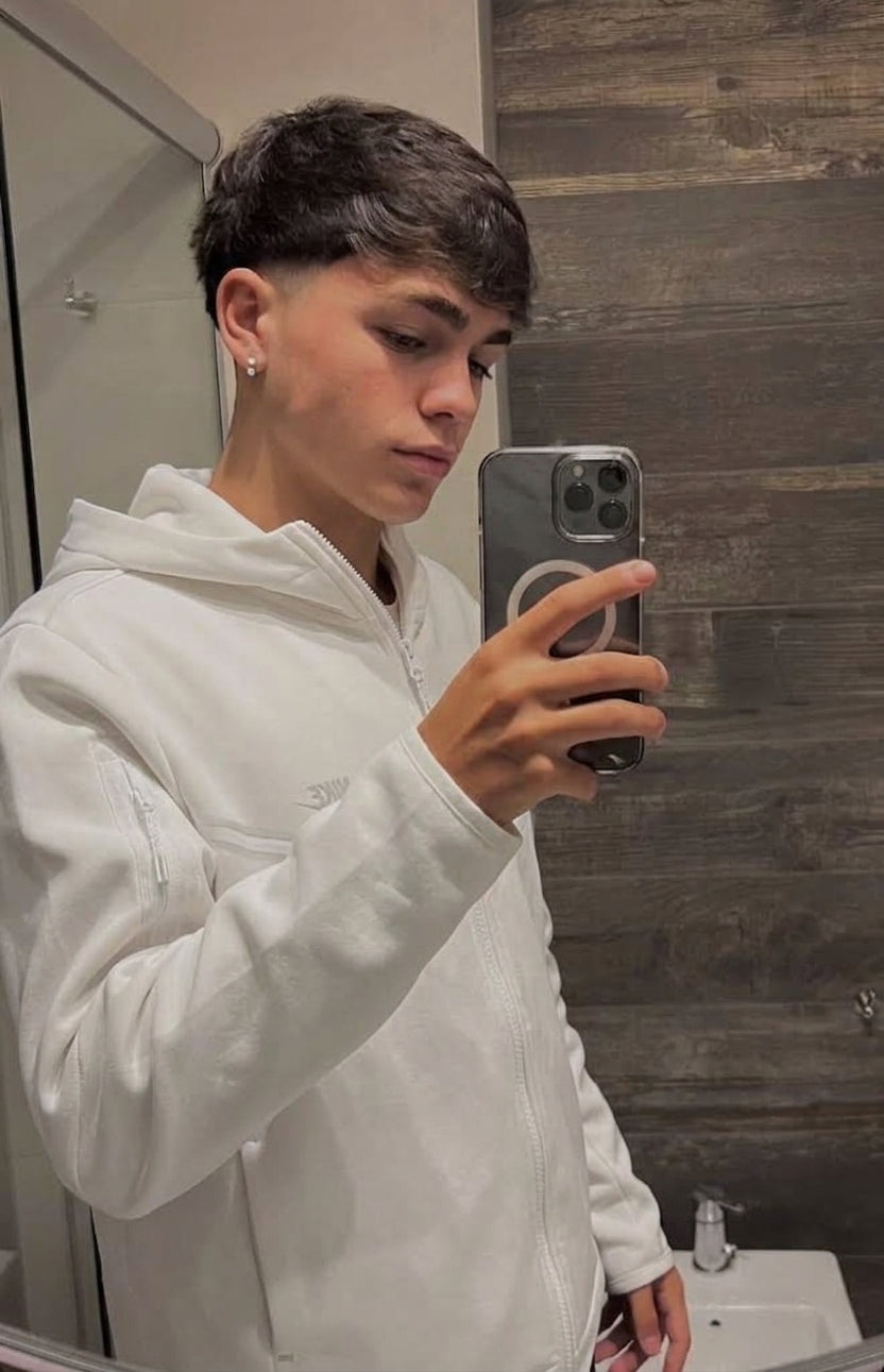 <em><strong> Andrés R. </strong></em>